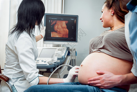 女医生和与丈夫同住的年轻孕妇超声波设备图片