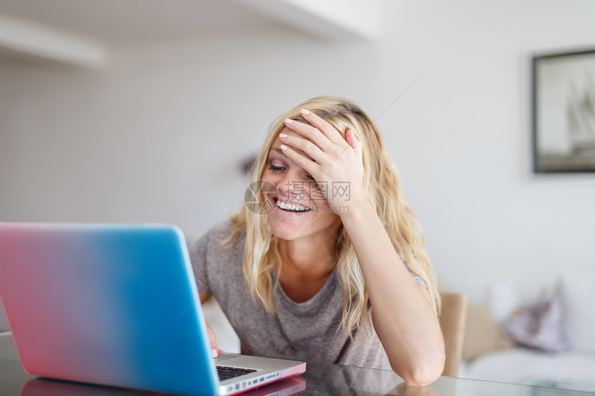 有笔记本电脑的金发女人忘了在网图片