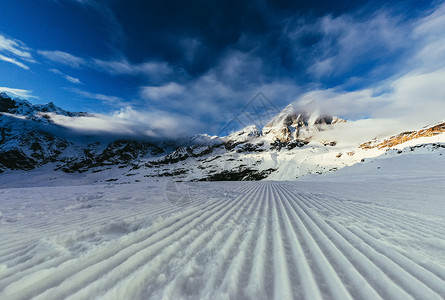 奥地利蓝色天空下宁静的山脉图片