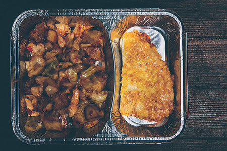 铝箔包装的健康午餐顶视图带食物的午餐盒准备去或上学图片