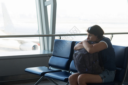 在机场候机楼等候航班的女孩图片