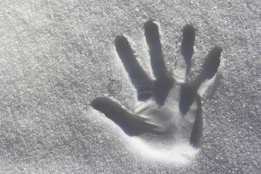 雪地里的手印一只手在图片