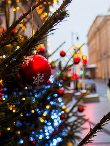 城市街头的节日光照圣诞节灯光简背景圣诞装饰品图片