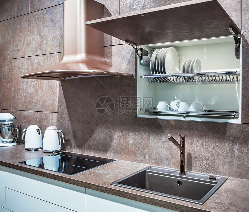 阁楼风格的干净现代的厨房电磁炉和金属水槽内置在大理石台面上厨房橱柜内置了一个大罩和一个开放式搁板图片
