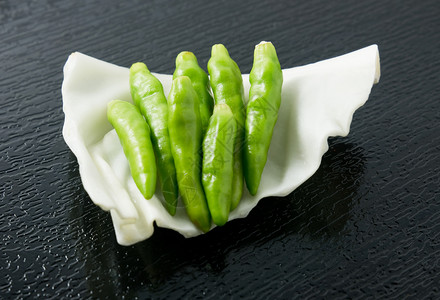 白菜叶上的新鲜青辣椒图片