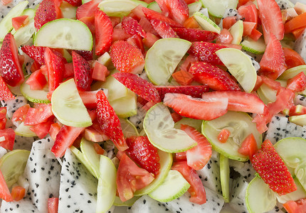 水果沙拉草莓和龙果以及黄瓜和番图片