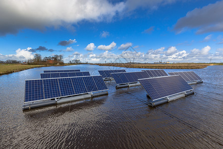 漂浮在开阔水域上的一组光伏电池板可以代表地面安装太阳能系统图片