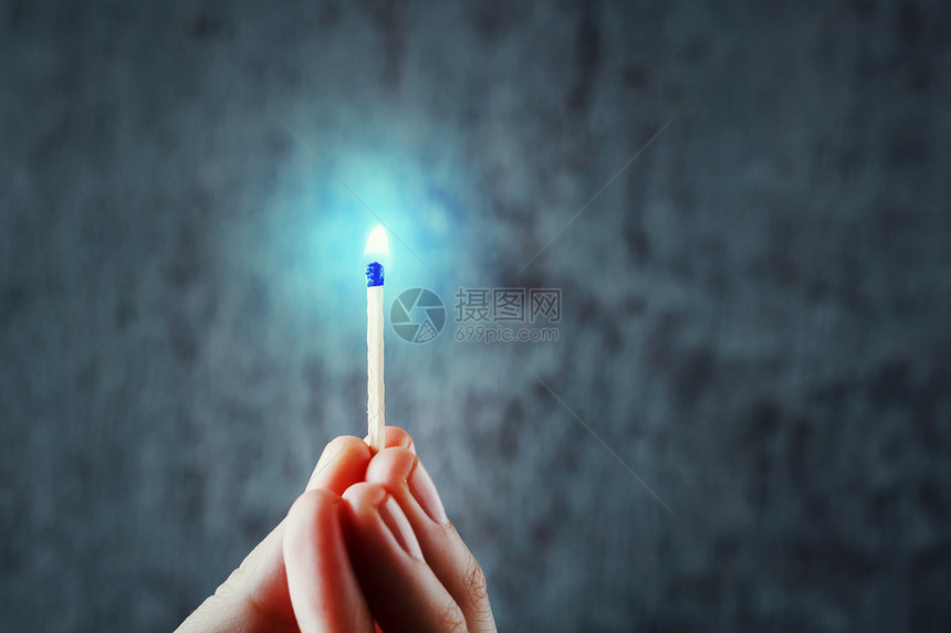 闪光与蓝色火焰的火柴牵手图片