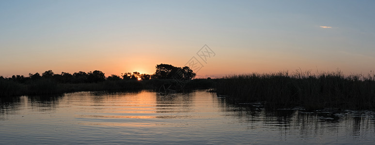 纳米比亚奥卡万戈河上的日落图片