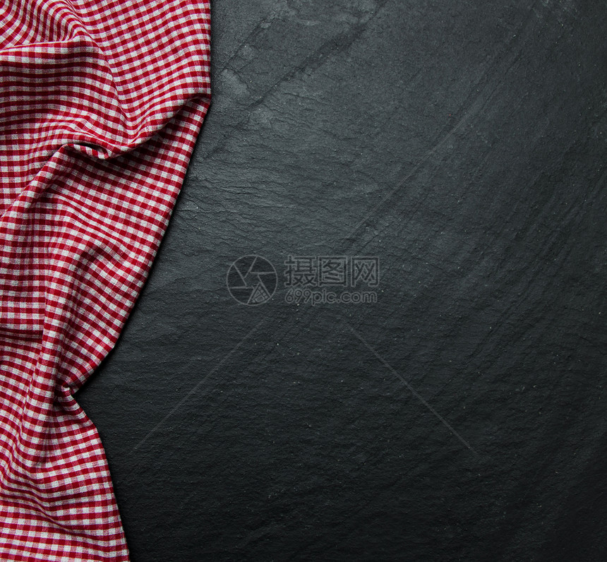 黑石背景上的方格餐巾图片