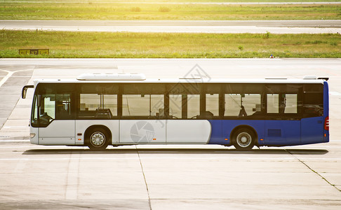 机场穿梭巴士站在机场图片