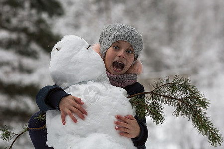 女孩和雪人冬季儿童游戏图片