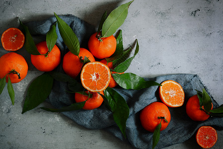 灰色背景上的成熟橘子水果布局柑橘图片