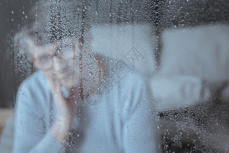 窗户上的雨滴紧贴着窗边与不幸的年图片