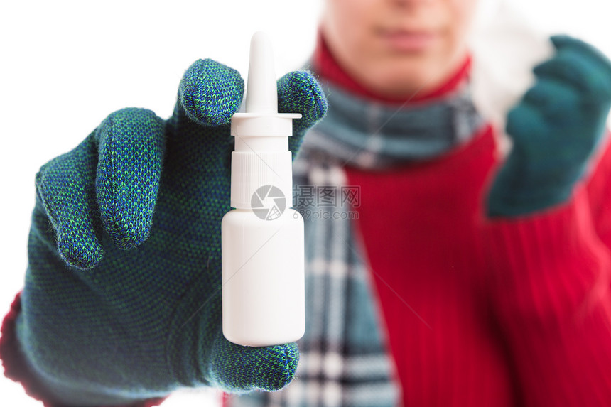 冷酷妇女穿着温暖衣物的鼻喷剂作为流图片