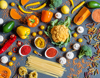 不同新鲜的彩色蔬菜意大利面和芬特奇纳香料健康的素食原料图片