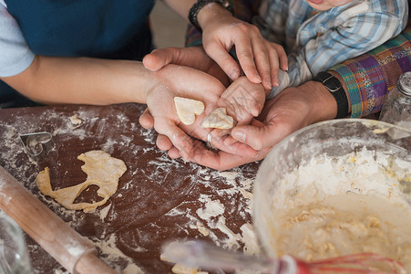 家庭将自制饼干以心形组合在一起的图片