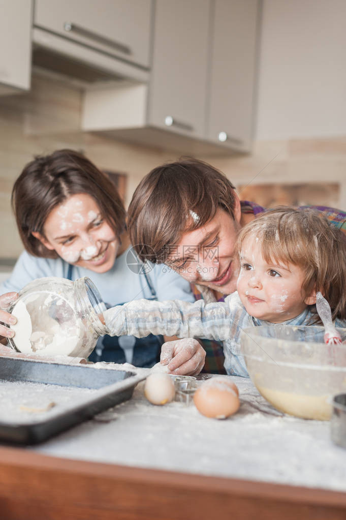 快乐的年轻家庭在做饭时在图片