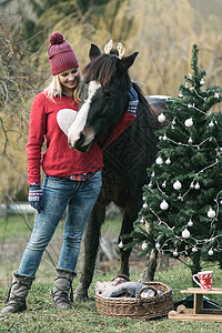 女人和她的马在户外玩得开心圣诞气氛快乐的女孩在户外图片