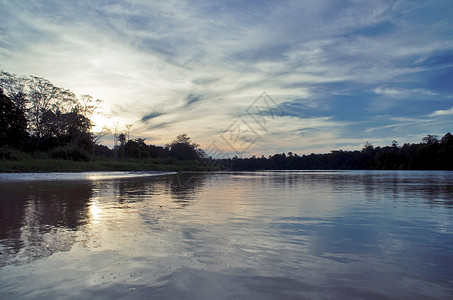 在金纳巴坦甘河沿岸游船旅游者高清图片