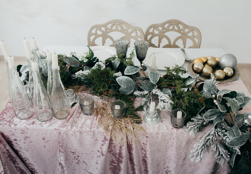 桌上漂亮的圣诞装饰品图片