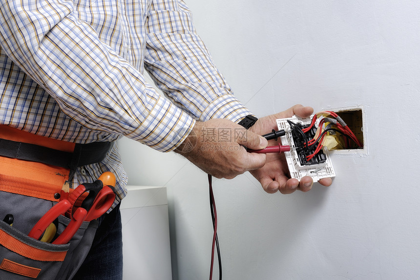 电工在住宅电气系统的开关和插座上工作图片