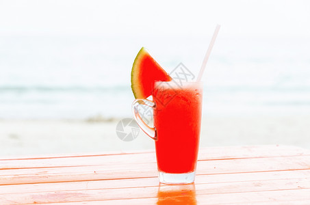 沙滩上的西瓜鸡尾酒图片