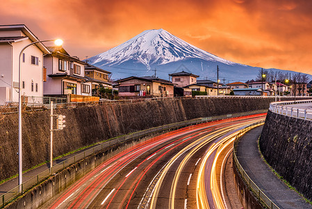 日本富士山在黄昏的道路上图片