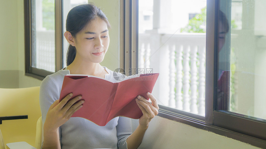 亚洲女孩读一本红书图片