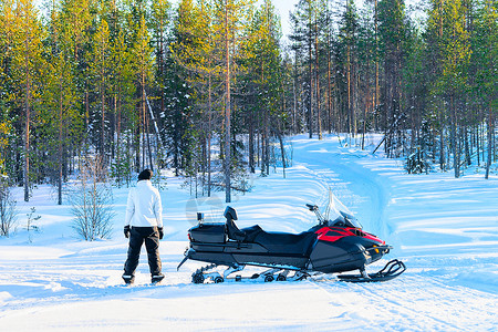 芬兰拉普兰Rovaniemi在冬季罗瓦涅米冷冻湖上的雪地图片