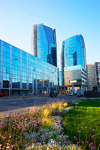 反映蓝色天空的现代钢和玻璃摩天大楼建筑图片