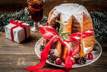 传统的意大利圣诞水果蛋糕PanettonePandoro图片