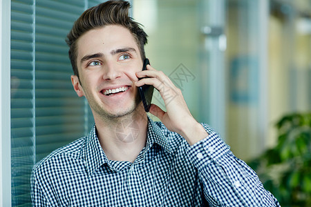 年轻的代理人通过电话与客户交图片