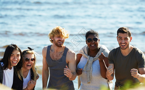 欢乐的朋友们在海滩派对上享受彼此共舞图片
