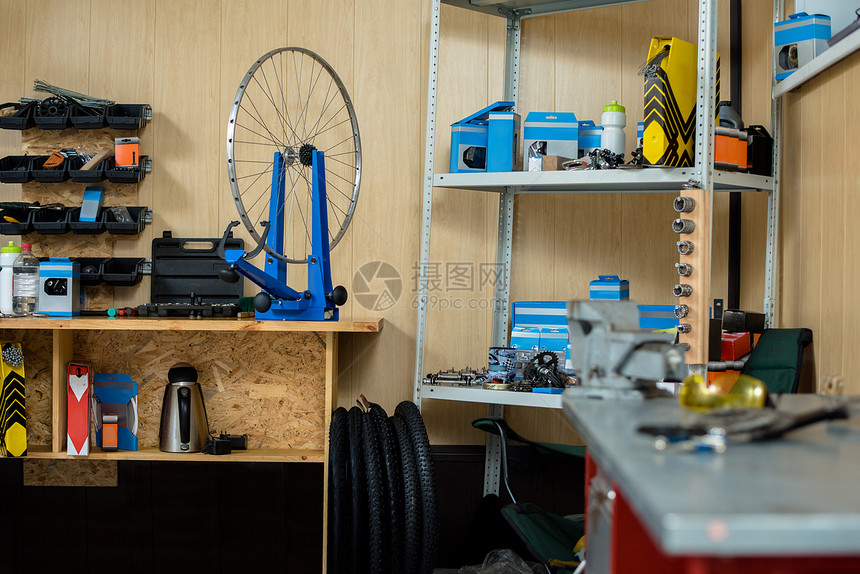 空自行车修理车间配备必要的工具和图片