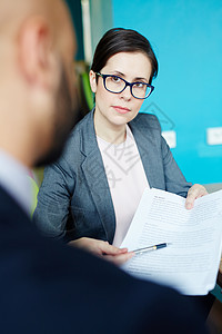 成功的年轻女商人在会议上向男人解释合图片