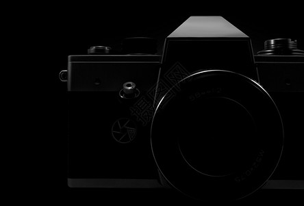 黑色背景上带阴影的老式胶卷相机的照片图片