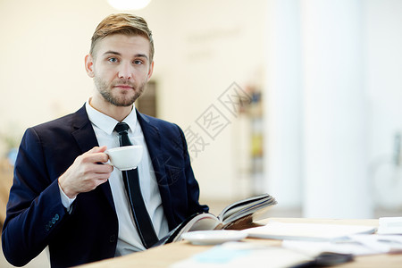 穿西装喝茶的年轻人和按工作场所看图片