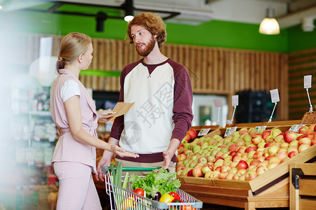 年轻夫妇在超市争吵讨论图片