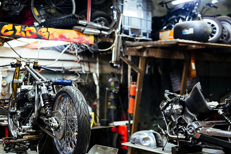 准备修理机械车库的拆卸摩托车背景图象图片