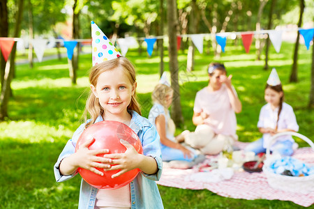 红球女孩在幼儿园的生日派图片