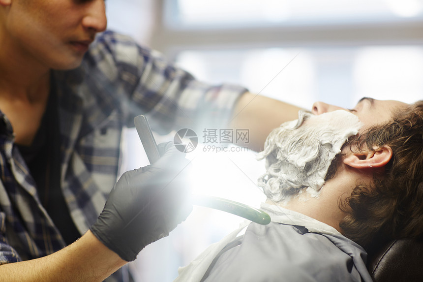 年轻人去理发店刮胡子图片