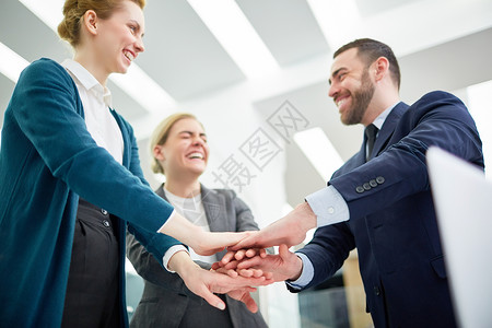 成功的商业团队保持彼此的双掌相互牵紧图片
