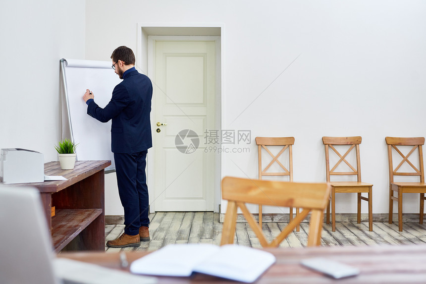 商人在办公室的白板上写作思考和规图片