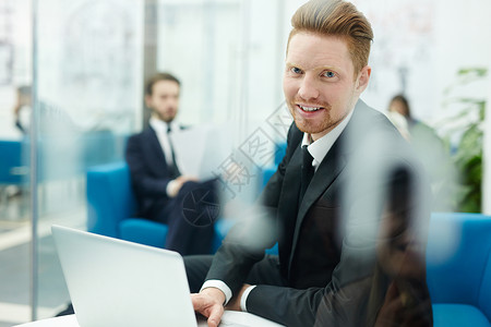 现代企业领导人膝上型计算机图片