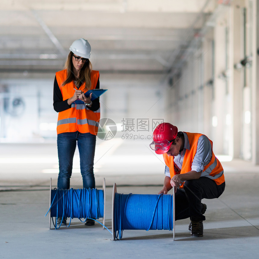 维修工程师检查建筑工地的电缆线图片