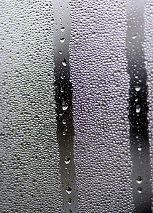 窗上的雨图片