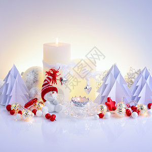 圣诞或新年贺卡包括蜡烛雪人和纸质画图片