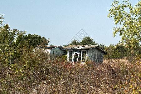 夏天在荒地的荒漠地区被废弃的老破烂鬼屋受到风化图片