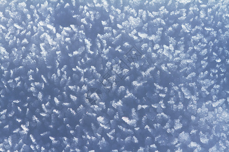 雪地表面的冰冻晶体有色照片图片